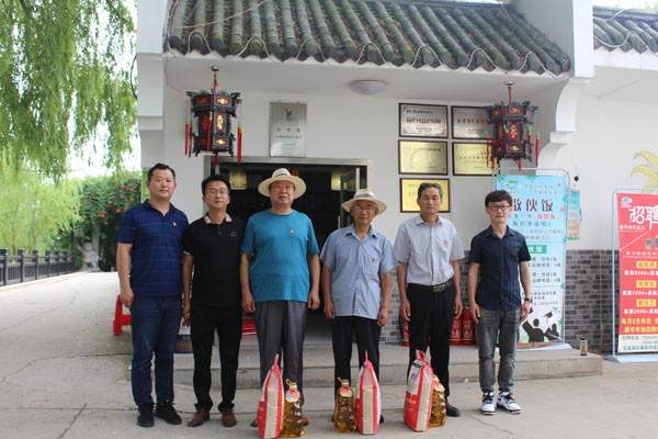 淮南鳳臺縣愛心企業走訪慰問老黨員