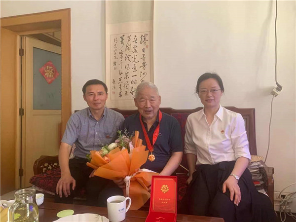 淮南市應急管理局為老黨員上門頒發“光榮在黨50年”紀念章