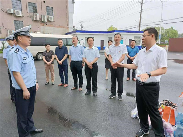 淮南市潘集區委書記宋立敏率隊慰問文明城市創建一線工作人員