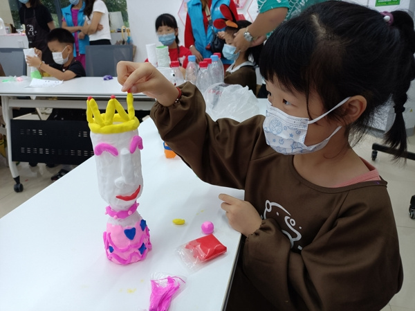 淮南市田家庵區錦里社區婦聯開展“塑料瓶中的創意生活”為主題的親子手工活動