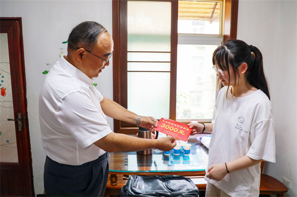 淮南市：金秋助學暖人心 上門慰問送真情 東辰集團開展金秋助學活動