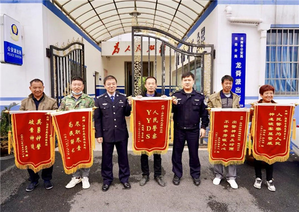 淮南民警為農(nóng)民工追回工資17萬(wàn)，工人送錦旗“YYDS”