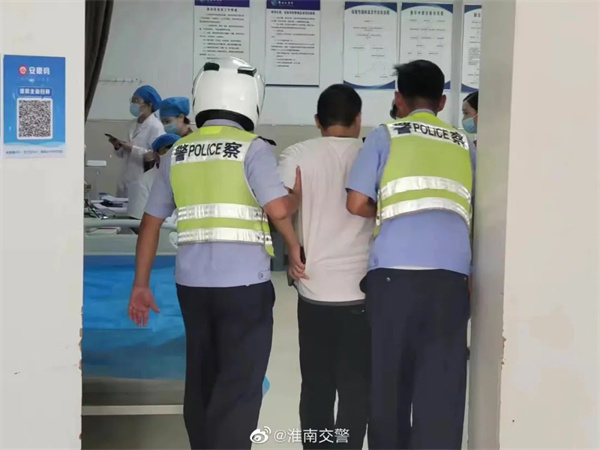 淮南壽縣一開(kāi)車(chē)男子突發(fā)疾病，緊急尋求民警急送醫(yī)