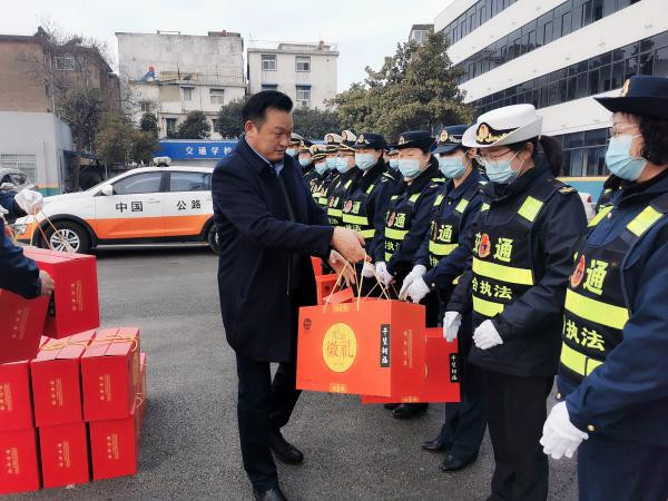 淮南市交通運輸局黨組書記、局長李輝看望慰問春節(jié)堅守崗位的干部職工并檢查指導(dǎo)春運安全和疫情防控工作