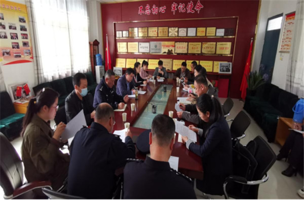 淮南市謝家集區委常委、區委政法委書記顧為民赴謝一小走訪調研