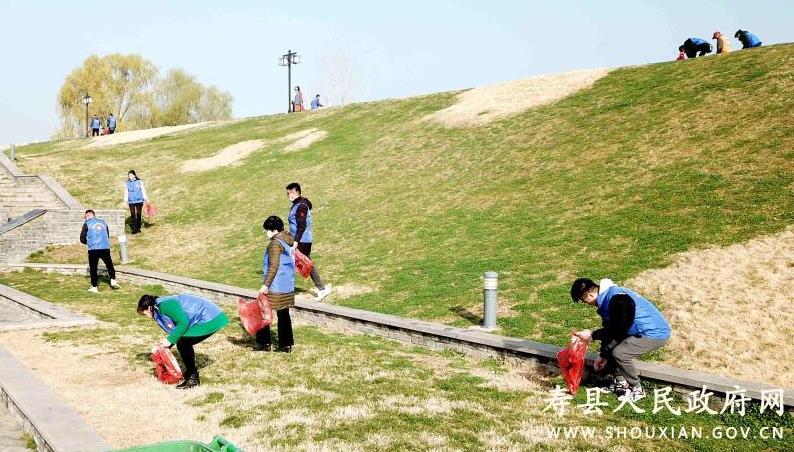 淮南壽縣：開展學(xué)雷鋒保護(hù)古城環(huán)境環(huán)城活動